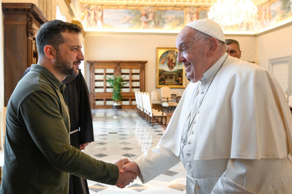 Presidente da Ucrânia pede ajuda ao papa Francisco para libertar ucranianos mantidos em cativeiro pela Rússia