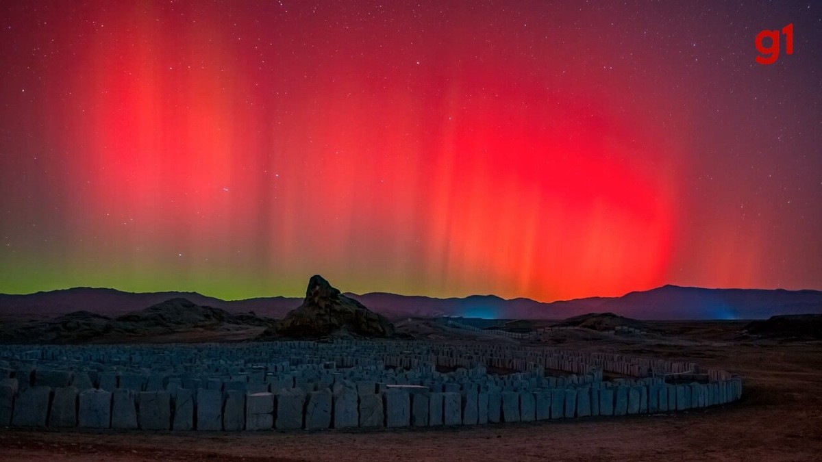 Rara aurora boreal ilumina o céu noturno de Altay, em região autônoma da China